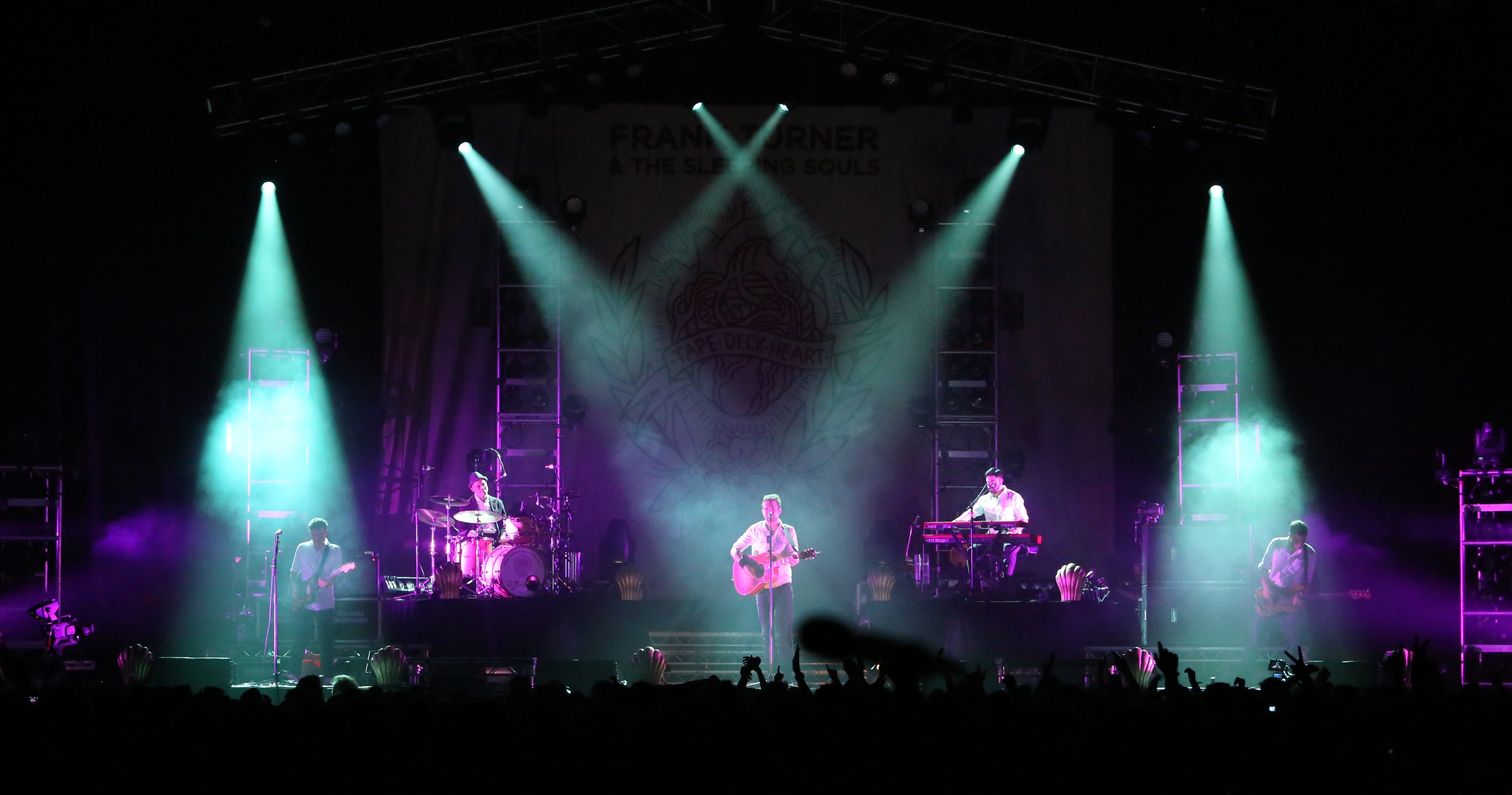 Avolites Sapphire Touch Controls Bold Lighting for Frank Turner's Arena Tour    